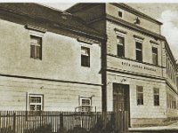 Zgrada stare bolnice koja je preuređena na čvrsto zidanom objektu državnog mlina. Počela je s radom 1789. godine, fotografija snimljena između dva rata